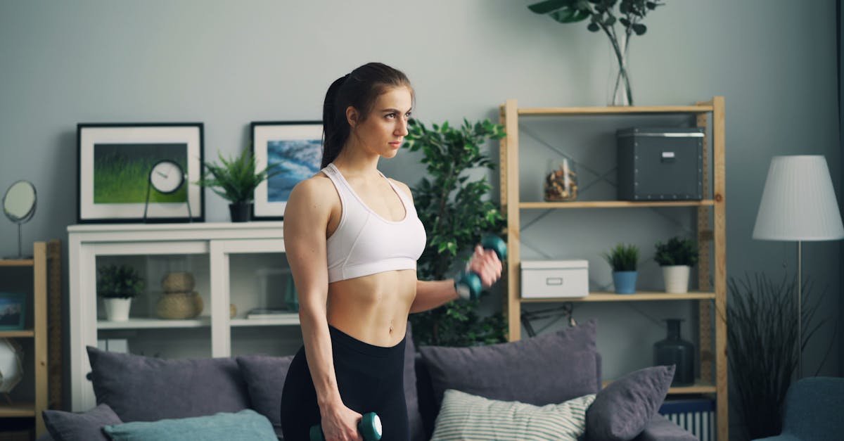 Moc w czterech ścianach: ćwiczenia siłowe dla kobiet, które zrobisz bez siłowni