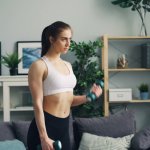 Moc w czterech ścianach: ćwiczenia siłowe dla kobiet, które zrobisz bez siłowni