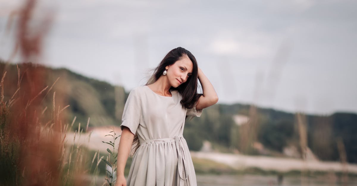 Sukienki, które robią talię: 12 trików, by sprytnie zatuszować brzuszek