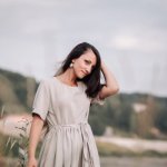 Sukienki, które robią talię: 12 trików, by sprytnie zatuszować brzuszek