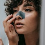 Domowy detoks dla porów: proste rytuały na zaskórniki i promienną cerę