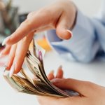 Czuć się świetnie bez wydawania fortuny: budżetowe rytuały dbania o siebie