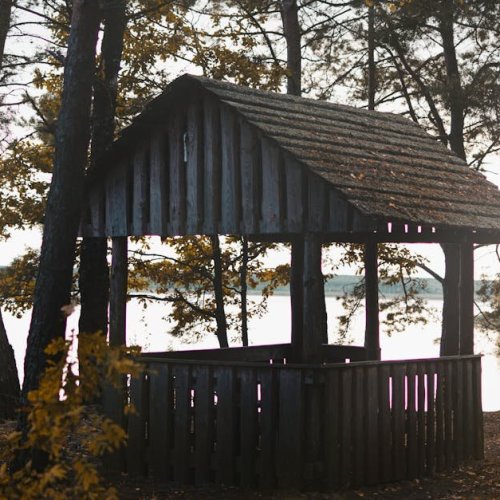 Zbuduj własną altanę ogrodową: przewodnik krok po kroku — od fundamentów po dach i pierwszy kubek kawy