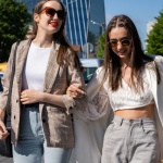 Weekendowy luz w kobiecym wydaniu: 12 casualowych stylizacji, które założysz od razu